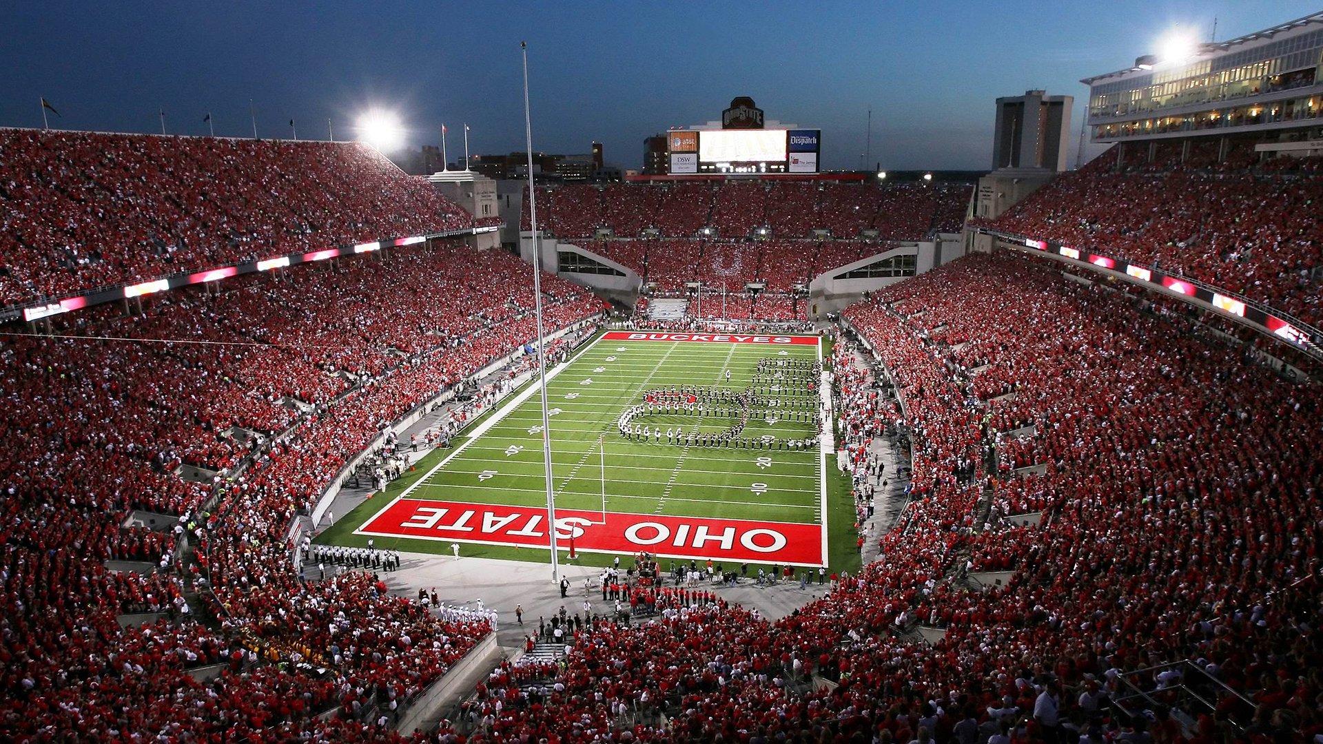 莱昂纳德惊天隔扣字母哥，疯狂球迷冲入场内引爆全场！