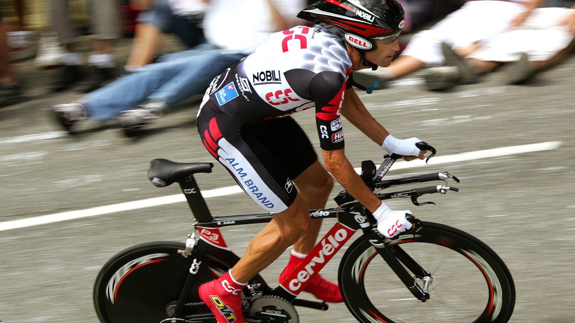 哥伦比亚杯决赛后爆发激烈冲突，球迷投掷椅子和围栏引发骚乱